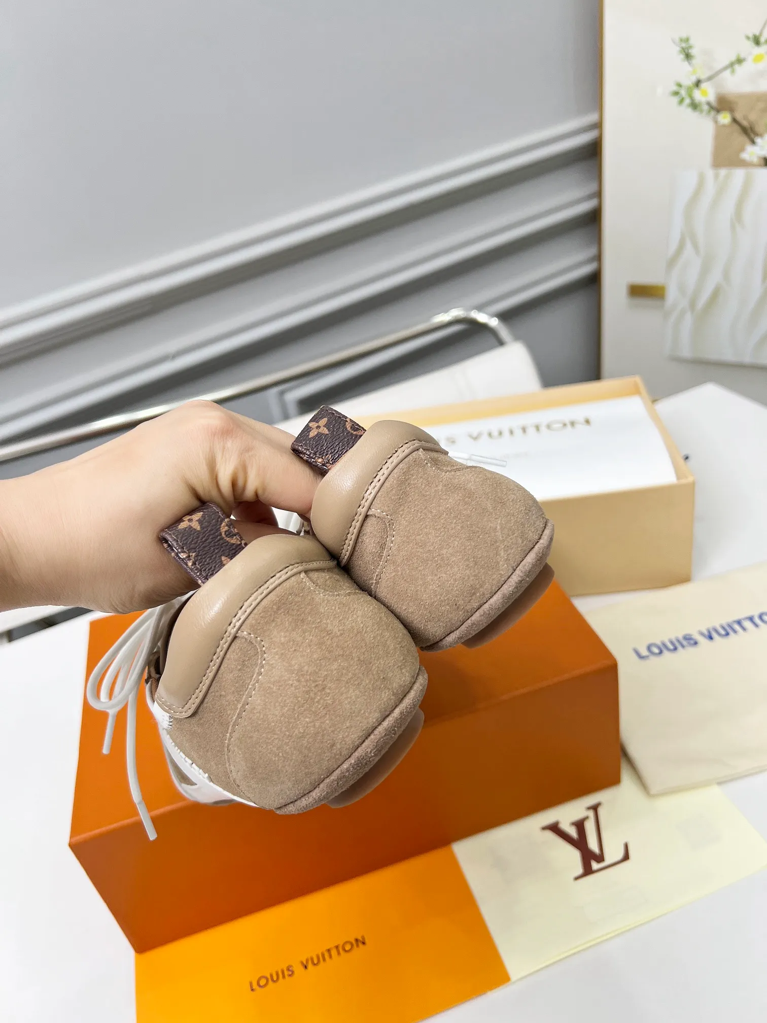 👟👟Ex-factory price 600👟👟 LV Sneakerina ballet-style sneakers are made of soft sheepskin and suede cow leather trimmings, and Monogram canvas is used to write the LV letters on the side, combining the light structure of ballet shoes with the comfortable texture of sneakers. Sacchetto craftsmanship and an injection-molded outsole complete the package, allowing for flexibility in a variety of looks. Code number: 35~41, colors are being updated...
